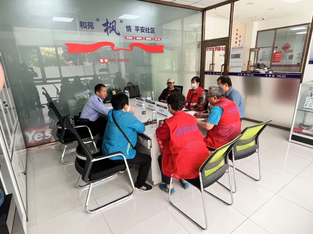 社區(qū)民警與人民調(diào)解員、司法調(diào)解員進(jìn)行聯(lián)合調(diào)解.jpg