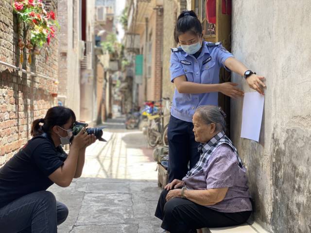 廣東政法機關將教育整頓成效迅速轉(zhuǎn)化為服務群眾強大動力。圖為公安機關窗口工作人員上門為老年人主動提供“上門辦”服務。