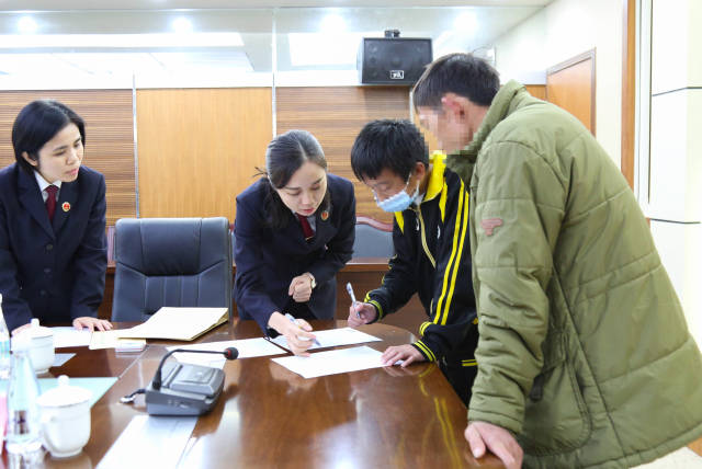 廣東政法機關將教育整頓成效迅速轉(zhuǎn)化為服務群眾強大動力。圖為中山市檢察院發(fā)揮檢察職能，為一名突遭家庭變故的未成年人提供司法救助。